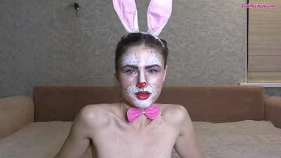 Ka ngotea Ataahua a Bunny Sexy i te Tiki Nui a BFF